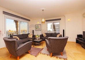 Вілла з просторою терасою в зеленій частині району Конакли