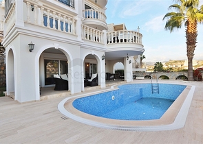 Вілла з просторою терасою в зеленій частині району Конакли