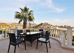 Вілла з просторою терасою в зеленій частині району Конакли