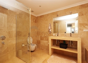 Вілла з просторою терасою в зеленій частині району Конакли