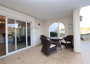 Вілла з просторою терасою в зеленій частині району Конакли