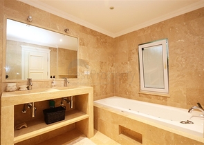 Вілла з просторою терасою в зеленій частині району Конакли