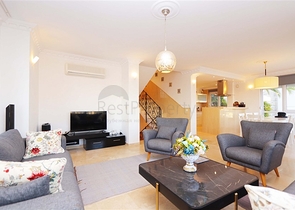 Вілла з просторою терасою в зеленій частині району Конакли