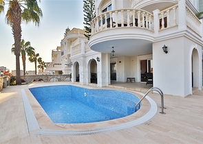 Вілла з просторою терасою в зеленій частині району Конакли