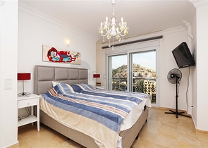 Вілла з просторою терасою в зеленій частині району Конакли