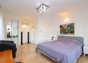 Вілла з просторою терасою в зеленій частині району Конакли