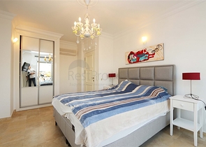 Вілла з просторою терасою в зеленій частині району Конакли