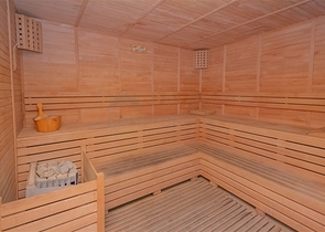 Вілла з просторою терасою в зеленій частині району Конакли