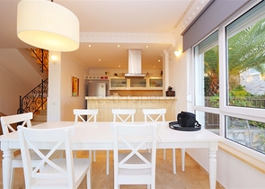 Вілла з просторою терасою в зеленій частині району Конакли