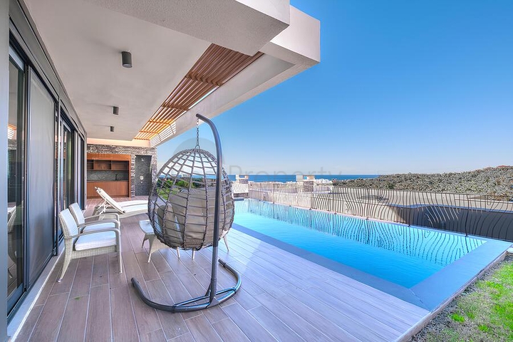 Сучасна вілла 3+1 з терасою і розвиненою інфраструктурою в районі Каргиджак