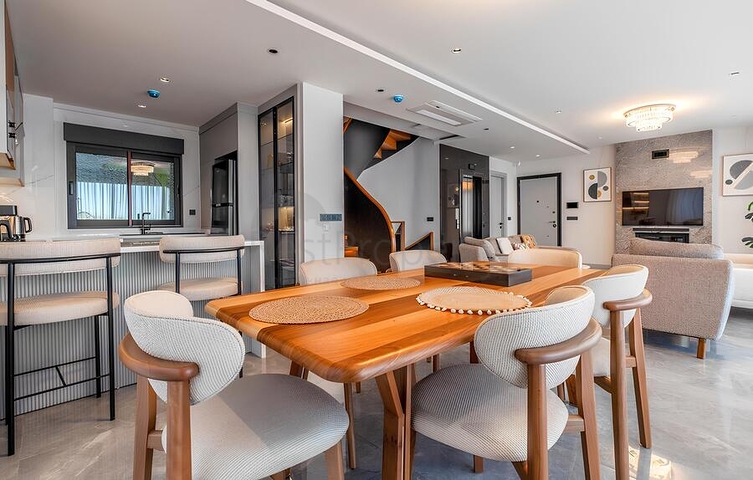 Сучасна вілла 3+1 з терасою і розвиненою інфраструктурою в районі Каргиджак