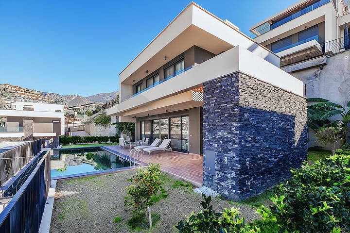 Сучасна вілла 3+1 з терасою і розвиненою інфраструктурою в районі Каргиджак